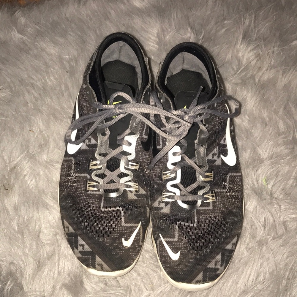 Gently used black patterned Nike frees!
